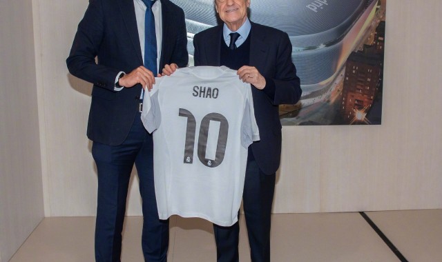 博鱼-国足主帅邵佳一到访皇马，与弗洛伦蒂诺合影+获赠10号球衣