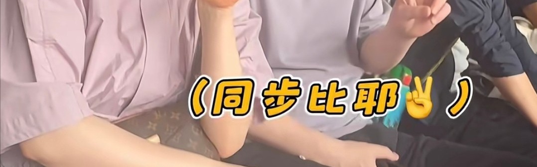 50岁蒋勤勤带娃出游，挽陈建斌胳膊超黏人，背2万包状态碾压老公